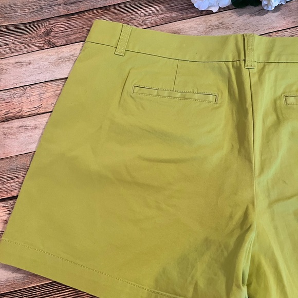 Crown & Ivy Women's Green Shorts Size 16 - Picture 8 of 8